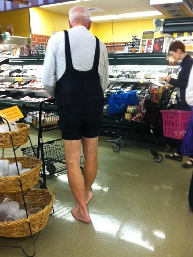 Foto-foto Ini Tunjukkan Bahwa Lansia Juga Bisa Kelewat Cuek