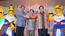 (Kiri ke kanan) Ketua Umum PP PBSI Gita Wirjawan, Perwakilan Djarum Foundation Yan Haryadi Susanto, Presiden Direktur PT BCA, Tbk Jahja Suriaatmadja berpose bersama, Jakarta, Senin (25/5/2015). (Liputan6.com/Herman Zakharia)