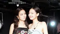 Jennie juga mengunggah foto di belakang panggung saat Jisoo menatapnya dengan ekspresi yang aneh. "Posting photos without permission," tulis Jennie. (Foto: Instagram/ jennierubyjane)