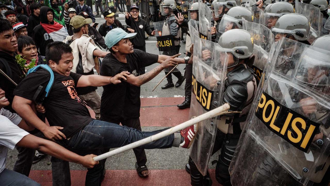 FOTO: Aksi  Demo DPR 25 Agustus, Massa Bentrok dengan Aparat