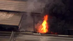 Kebakaran hebat yang terjadi di kolong jembatan layang Interstate-85 di Atlanta, Negara Bagian Georgia, Amerika Serikat (AS), menyebabkan ruas jalan tol itu runtuh, Kamis (30/3). Jembatan layang itu dikenal sebagai jalur tersibuk di AS. (WSB-TV via AP)