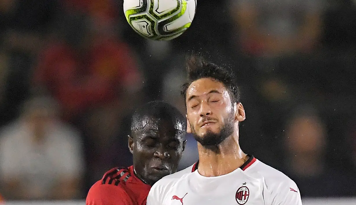 Bek Manchester United, Eric Bailly (kiri) berebut bola dengan gelandang AC Milan, Hakan Calhanoglu dalam International Champions Cup (ICC) 2018 di Carson, California, Amerika Serikat, Rabu (25/7). AC Milan kalah adu penalti. (AP Photo/Mark J. Terrill)