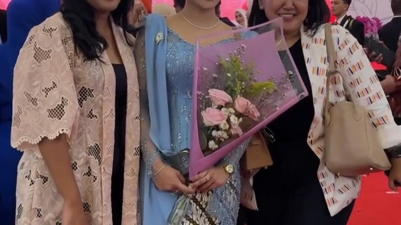 Seluruh anggota DPRD Jawa Barat periode 2024-2029 serta keluarga hadir dalam acara pelantikan ini. Nisya Ahmad pun ditemani oleh dua orang terdekatnya di Bandung.<br>