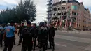 Polisi mengamankan area dekat Hotel Eva yang rusak usai gempa bumi kuat di Kidapawan, provinsi Cotabato utara, Kamis (31/10/2019). Gempa bumi kembali mengguncang Filipina selatan, kali ini bermagnitudo 6,5 dan merupakan gempa kuat ketiga yang berpotensi menimbulkan kerusakan. (AP/Williamor Magbanua)
