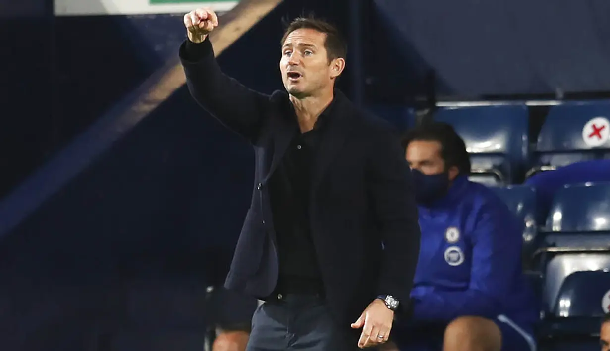 Pelatih Chelsea, Frank Lampard, memberikan arahan kepada anak asuhnya saat melawan West Bromwich Albion pada laga Liga Inggris di Stadion Hawthorns, Minggu (27/9/2020). Kedua tim bermain imbang 3-3. (Catherine Ivill/Pool via AP)