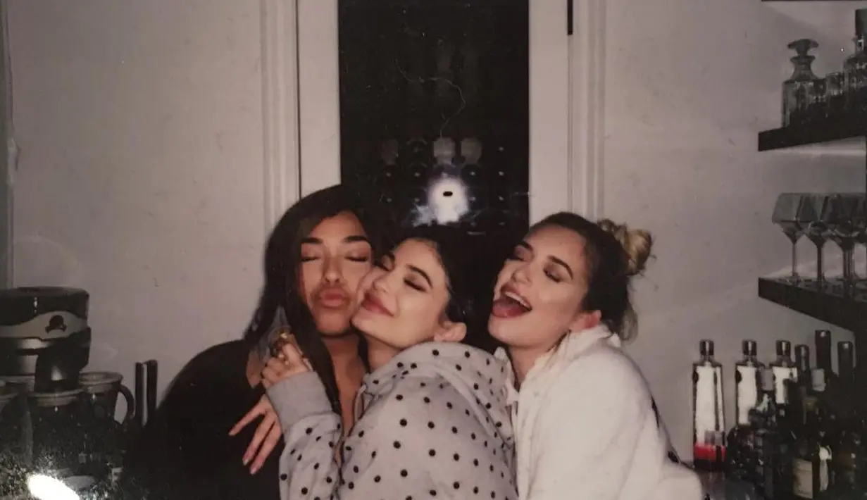 Kylie Jenner merasa khawatir karena para sahabatnya masih belum terbiasa dengan peran dirinya sebagai ibu. (instagram/stassiebaby)