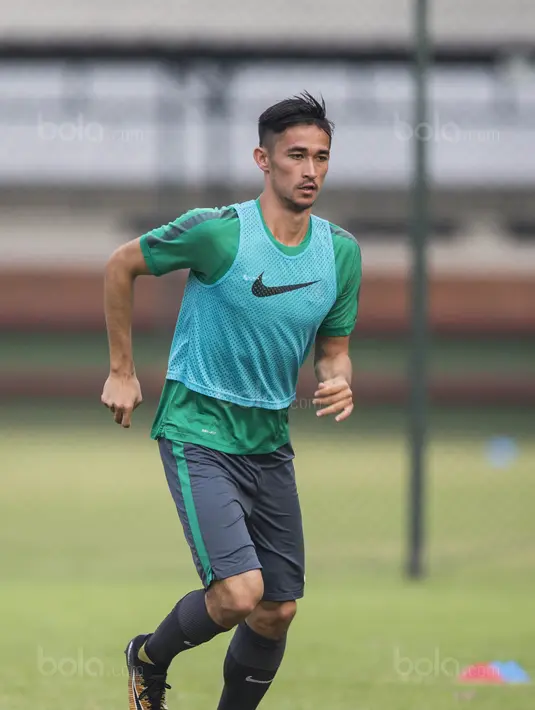 Bek Timnas Indonesia U-22, Gavin Kwan, menggiring bola saat latihan di Lapangan SPH Karawaci, Banten, Jumat (11/8/2017). Ini merupakan latihan terakhir sebelum berangkat ke Malaysia. (Bola.com/Vitalis Yogi Trisna)
