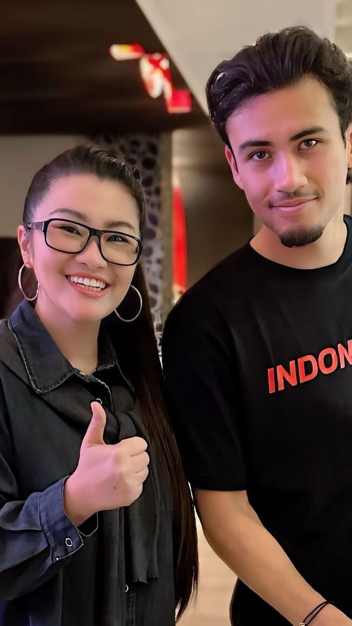 Fitri Carlina sempat foto dengan gelandang timnas Nathan Tjoe A On usai laga semifinal Indonesia vs.