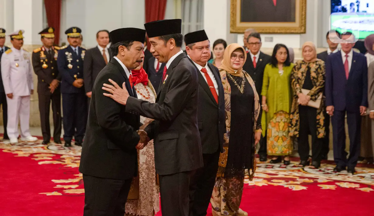 Presiden Joko Widodo (kanan) memberikan ucapan selamat kepada Kepala Badan Pembinaan Ideologi Pancasila (BPIP) Yudian Wahyudi usai dilantik di Istana Negara, Jakarta, Rabu (5/2/2020). Jokowi resmi melantik Yudian Wahyudi sebagai Kepala BPIP. (Liputan6.com/Faizal Fanani)