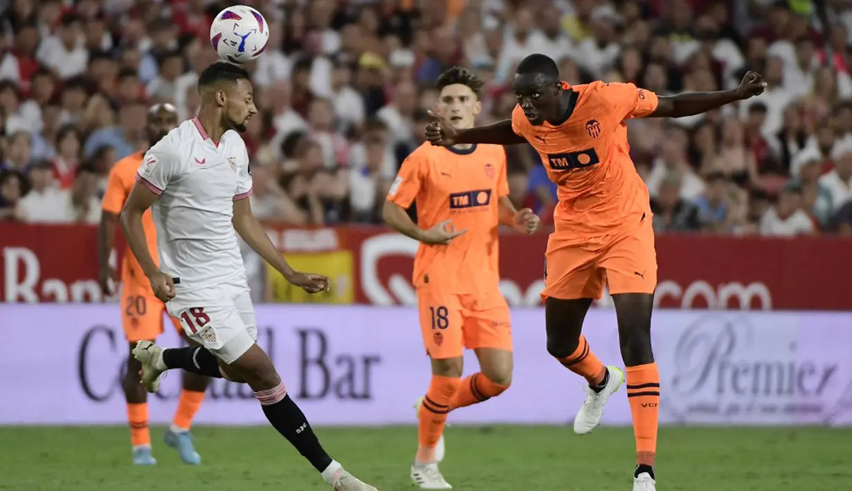 Pada babak kedua, Valencia berhasil membuka keunggulan pada menit ke-60. Mouctar Diakhaby sukses menjebol gawang lawan lewat tembakan dengan kaki kiri dari bagian tengah kotak 16 ke sudut kiri bawah usai menerima assist Andre Almeida. Skor 1-0 untuk Valencia. (CRISTINA QUICLER/AFP)