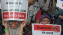 Aktivis menunjukkan poster berisi dukungan saat menggelar aksi di halaman gedung KPK, Jakarta, Jumat (13/3/2015). Mereka menolak kriminalisasi KPK yang selama ini konsisten melakukan upaya pemberantasan korupsi. (Liputan6.com/Herman Zakharia)