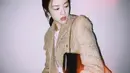 Go Yoon Jung tampil bergaya kasual dengan padukan tweed blazer gold dengan t-shirt. Ia pun menjinjing mini shoulder bag hitam dari Celine [@goyounjung]