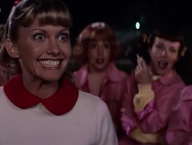 Dalam adegan ini, Olivia Newton John yang berperan sebagai Sandy begitu bahagia bertemu dengan Danny (John Travolta). (Foto: YouTube)