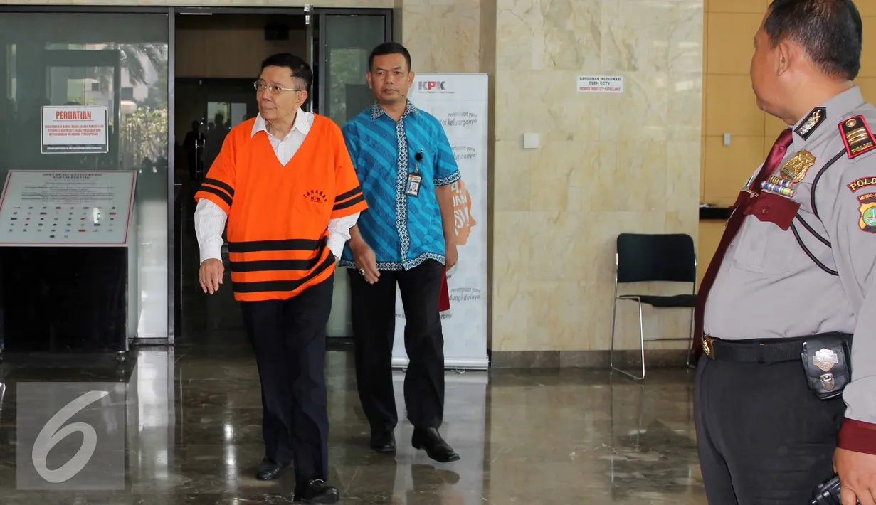 Tersangka Direktur Utama PT Traya Tirta Makassar, Hengky Wijaya berjalan usai menjalani pemeriksaan di gedung KPK, Jakarta, Jum'at (31/7/2015). Hengky diperiksa terkait dugaan korupsi kerja sama di PDAM Makassar. (Liputan6.com/Helmi Afandi)