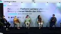 Presidium MAFINDO, Anita Wahid, (kedua dari kanan) bersama Dian Yuliastuti (AJI), Irfan Junaedi (Waketum AMSI), Ade Wahyudin LBH Pers), Rulli Nasrullah (Pakar Medsos) dalam rangkaian acara peluncuran platform Lentera Litera, Kamis (28/10). (Istimewa)