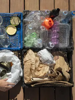 Daur ulang membantu mengurangi limbah yang berakhir di tempat pembuangan akhir, menghemat sumber daya alam, serta menekan polusi dan emisi gas rumah kaca. [Dok/freepik.com]