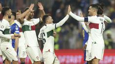 Dua kartu as Timnas Portugal, Cristiano Ronaldo dan Bruno Fernandes kompak cetak gol saat melumat tuan rumah Bosnia Herzegovina 5-0 pada laga lanjutan Grup J Kualifikasi Euro 2024 di Stadion Bellino Polje, Selasa (17/10/2023) dini hari WIB. CR-7 mencetak brace dalam parade gol yang seluruhnya tercipta di babak pertama, sementara Bruno Fernandes masing-masing mencetak satu gol bersama dua rekannya, Joao Cancelo dan Joao Felix. Dengan hasil ini, Timnas Portugal yang telah dipastikan lolos ke putaran final Euro 2024, makin kukuh di puncak klasemen dengan nilai sempurna 24 dari 8 laga yang telah dimainkan. Sementara Timnas Bosnia yang menempati posisi kelima dari 6 peserta di Grup J dipastikan gagal ke putaran final setelah baru mengemas 9 poin dari 8 laga meski masih menyisakan dua laga lagi. (AP Photo/Armin Durgut)