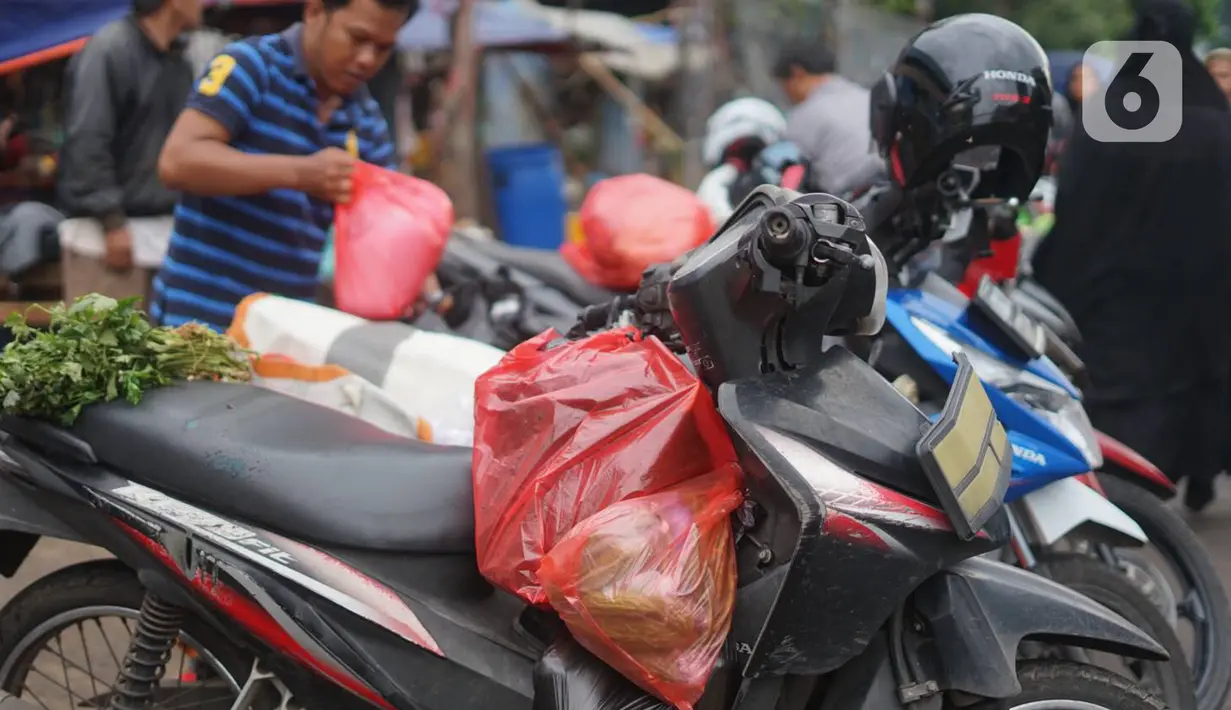 Kantong plastik terlihat masih digunakan di pasar tradisional di Jakarta, Kamis (9/1/2020). Berdasarkan Pergub Nomor 142 Tahun 2019, para pengelola usaha bisa dikenakan denda mencapai Rp 25 juta apabila melanggar aturan tentang penggunaan kantong plastik. (Liputan6.com/Immanuel Antonius)