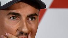Pembalap Repsol Honda, Jorge Lorenzo, ketika mengumumkan pensiun dari MotoGP di Valencia, Spanyol, Kamis (14/11/2019). (AFP/Jose Jordan)