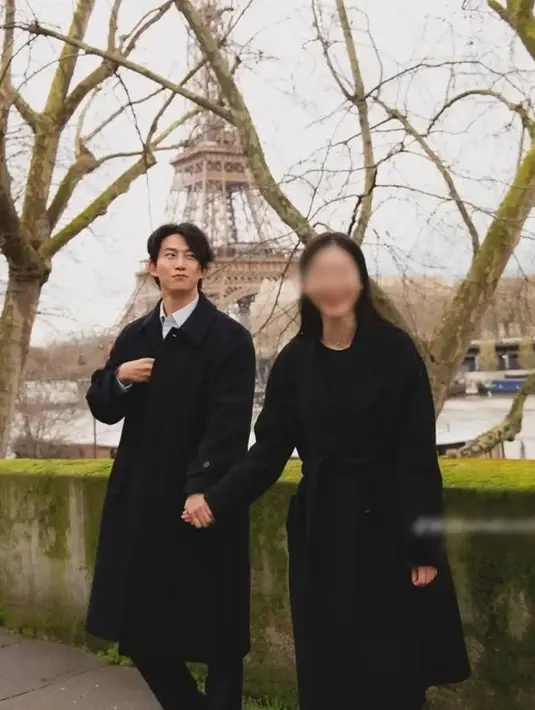 Ok Taecyeon nampak padukan kemeja putih dengan jaket dan long coat hitam. Dipadu dengan celana dan sepatu pantofel [@thebestphotoparis]