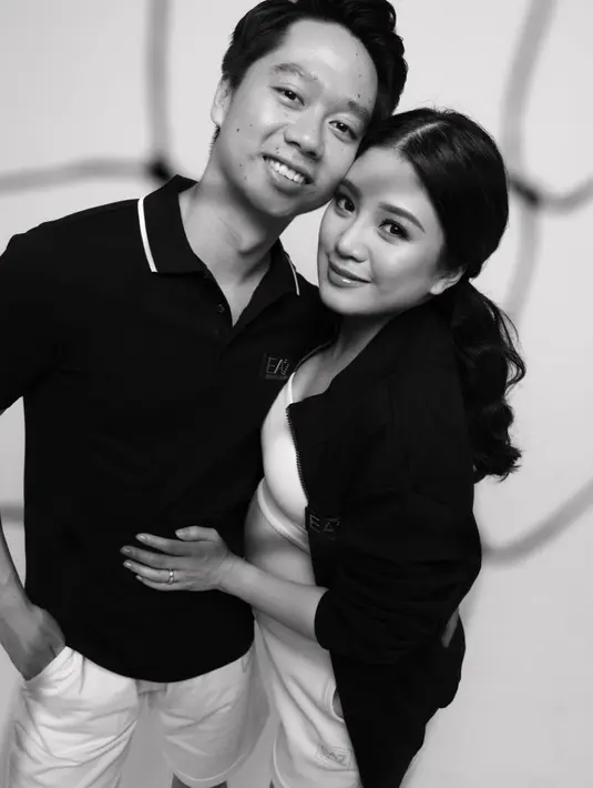 Potret bahagia Kevin dan Valencia saat menjalani pemotretan calon anak pertamanya. Valencia kini tengah hamil usia 30 minggu. [Instagram/valenciatanoe]