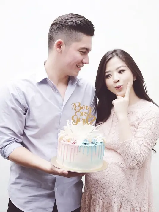 "Yang pasti tar lagi bakalan kangen ada yg gremet2, gerak2, silat & joget di perut akuu 😍☺️," lanjutnya dalam foto sambil memegang yang diunggah 16 April silam. (Instagram/samuel_zylgwyn)