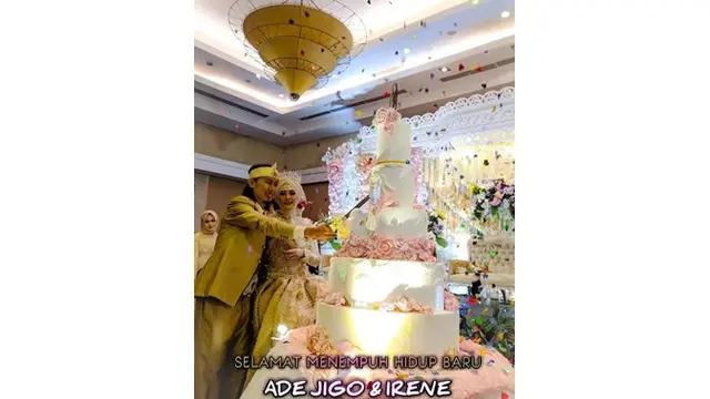 Ade dan Irene terlihat kompak saat memotong kue bersama.