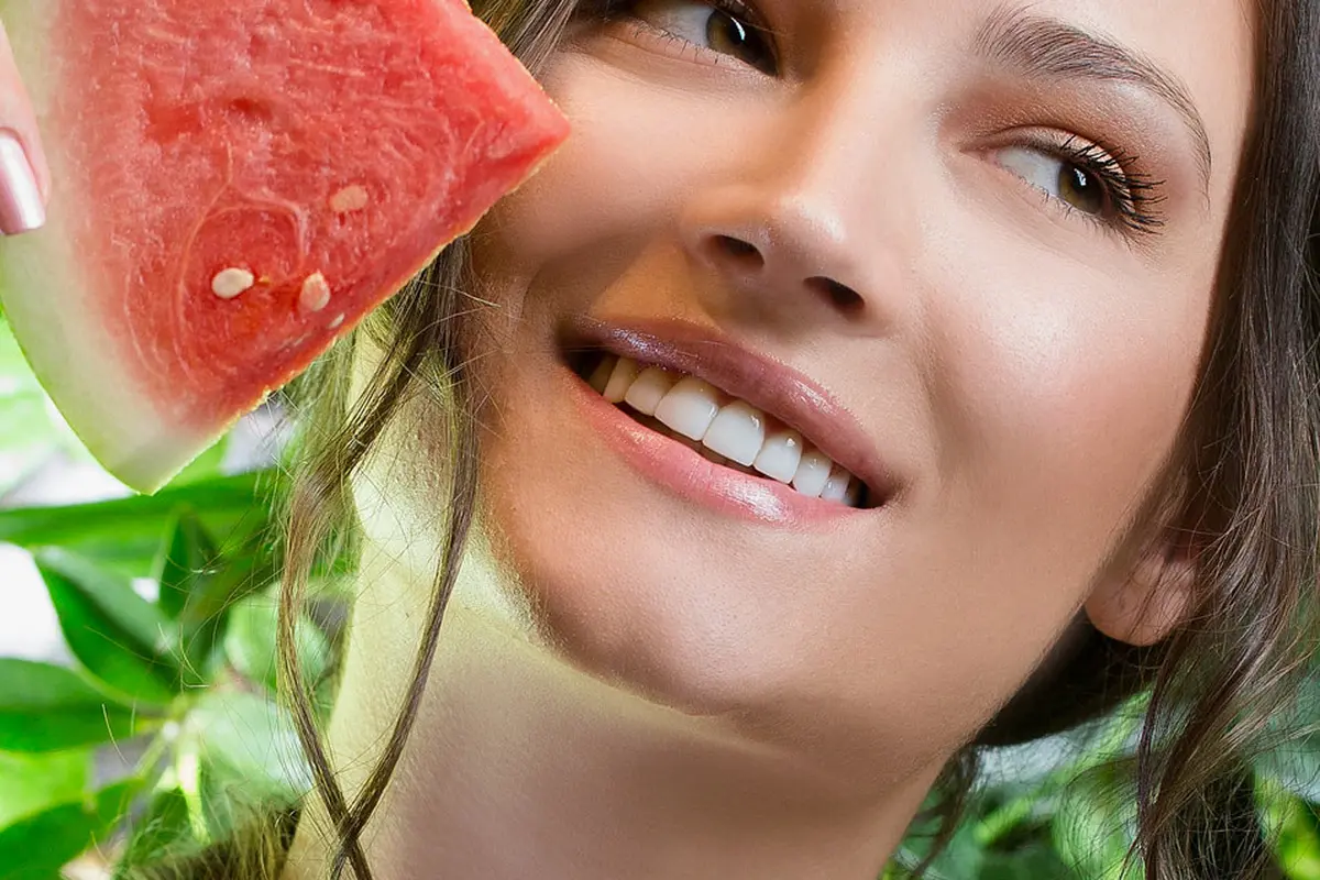 Sambut Musim Panas dengan Riasan Minimalis Bertema Sunkissed Glow