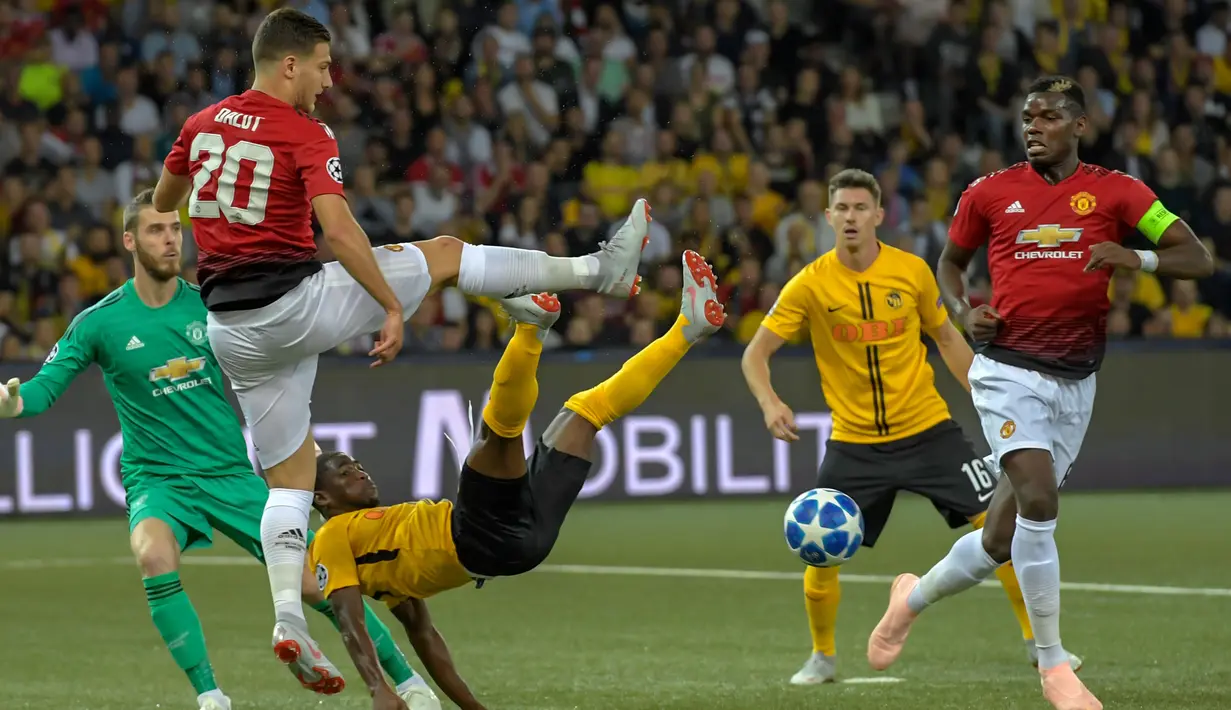 Bek Manchester United, Diogo Dalot berusaha membuang bola saat bertanding melawan Young Boys di grup H Liga Champions di The Stade de Suisse di Bern (19/9). (Alessandro Della Valle/Keystone via AP)