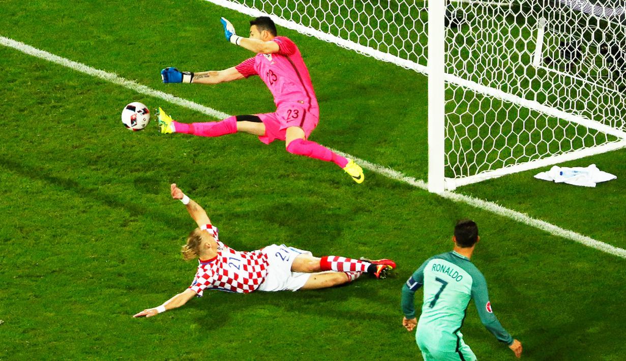 Tendangan Cristiano Ronaldo berhasil ditahan kiper Kroasia, Danijel Subasic, tapi menghasilkan bola rebound yang kemudian disundul Ricardo Quaresma yang berujung gol. (EPA/Shawn Tew)