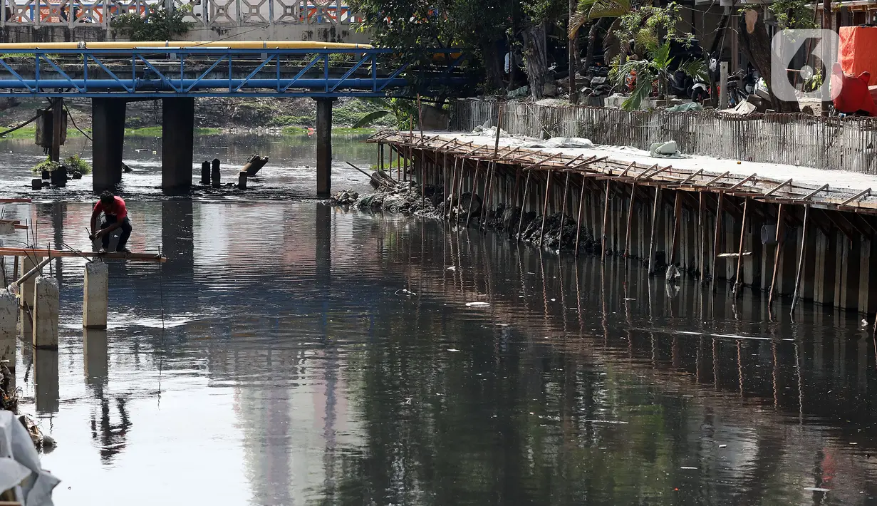 Pekerja mengerjakan proyek pembangunan tanggul bantaran Kali Anak Ciliwung di RT 001 RW 008 Ancol, Pademangan, Jakarta Utara, Kamis (19/12/2019). Pembangunan tanggul untuk mencegah amblesnya bantaran sungai seperti pada akhir tahun 2018 lalu. (Liputan6.com/Johan Tallo)