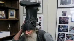 Vermin Supreme saat mendeklarasikan diri sebagai kandidat calon presiden AS di New Hampshire, Jumat (20/11). Pria yang kerap tampil dengan topi tinggi tersebut sebelumnya pernah melakukan pencalonan pada Pilpres AS 2012 lalu. (REUTERS/Brian Snyder)