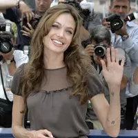 Baru saja menyelesaikan film terbarunya, kini disiarkan Jolie akan kembali meninggalkan Hollywood di tengah proses cerai dan perebutan hak asuh anaknya dengan Pitt. Ia pun hanya ingin fokus kepada anaknya. (AFP/Bintang.com)