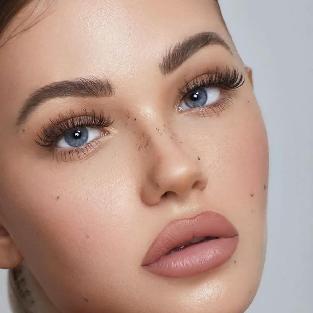 Ilustrasi Penggunaan Nude Eyeliner sebagai Batas Saat Merapikan Alis (©Pinterest)