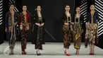 Sejumlah model mengenakan busana rancangan Era Soekamto  dalam pagelaran The Iconic Women Senayan City Fashion Nation ke-11, Jakarta, Rabu (12/4). (Liputan6.com/Herman Zakharia)