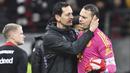 Pelatih Eintracht Frankfurt, Dino Toppmoeller, berusaha menenangkan kiper Bayern Munchen, Manuel Neuer, yang kecewa pada laga pekan ke-13 Liga Jerman 2023/2024 di Stadion Deutsche Bank Park, Sabtu (9/12/2023). Die Roten keok dengan skor telak 1-5. (Dpa via AP/Arne Dedert)