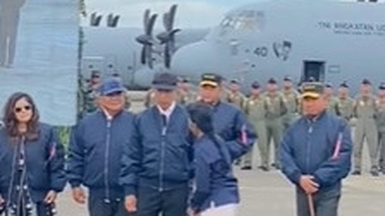 Sebuah video saat Presiden Jokowi didampingi para pejabat tinggi negara usai serah terima Pesawat C-130J-30 Super Hercules untuk TNI AU tiba-tiba didekati oleh seorang wanita viral dan mendapat banyak sorotan.