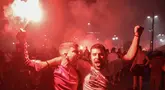 Para pendukung Olympiakos FC merayakan kemenangan timnya di final Europa Conference League 2023/2024 melawan Fiorentina, di Athena pada 29 Mei 2024. (Aris Oikonomou/AFP)