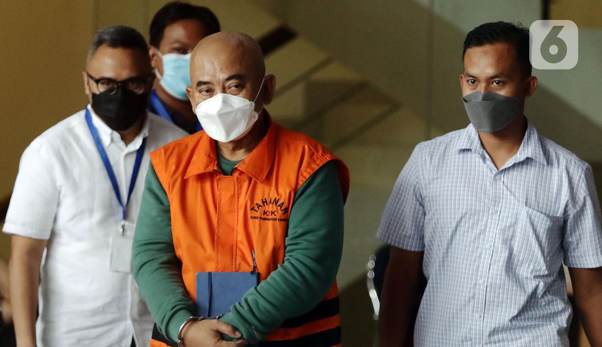Wali Kota Bekasi nonaktif Rahmat Effendi (tengah) usai menjalani pemeriksaan lanjutan di Gedung KPK, Jakarta, Kamis (17/2/2022). Rahmat Effendi diperiksa sebagai tersangka dugaan penerimaan suap pengadaan barang, jasa serta lelang jabatan di Pemkot Bekasi. (Liputan6.com/Helmi Fithriansyah)