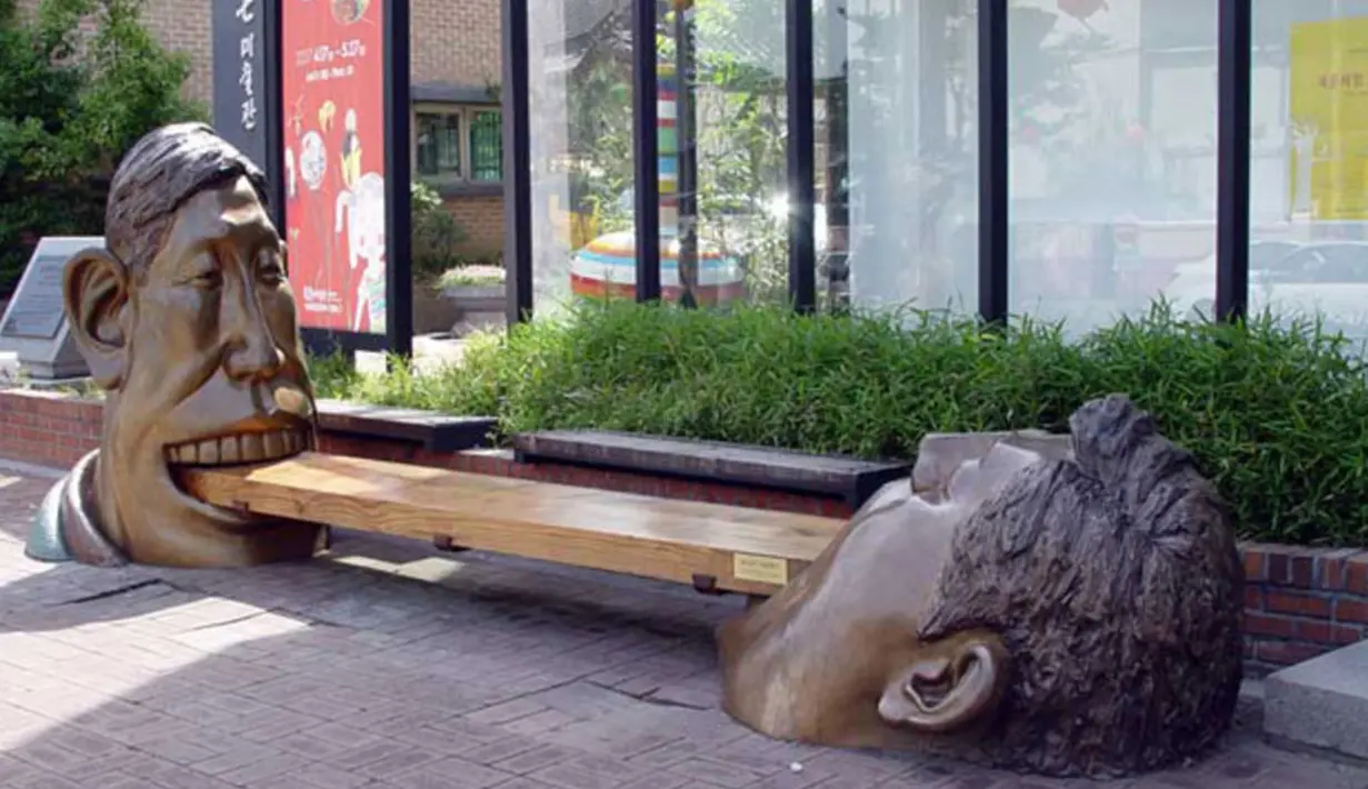 Patung yang terletak di depan Museum Bukcheon, Seoul, Korea ini cukup unik. Patung BomJu Ku ini menggambarkan dua kepala lelaki yang sedang menggigit papan yang menjadi tempat duduk. (moco-choco.com)