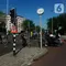 Warga berkendara menaiki sepeda di Amsterdam, Belanda, Selasa (21/5/2024). Amsterdam terkenal sebagai salah satu kota paling ramah sepeda di dunia. Bahkan, dijuluki sebagai 'Ibu Kota Sepeda Dunia'. (merdeka.com/Arie Basuki)