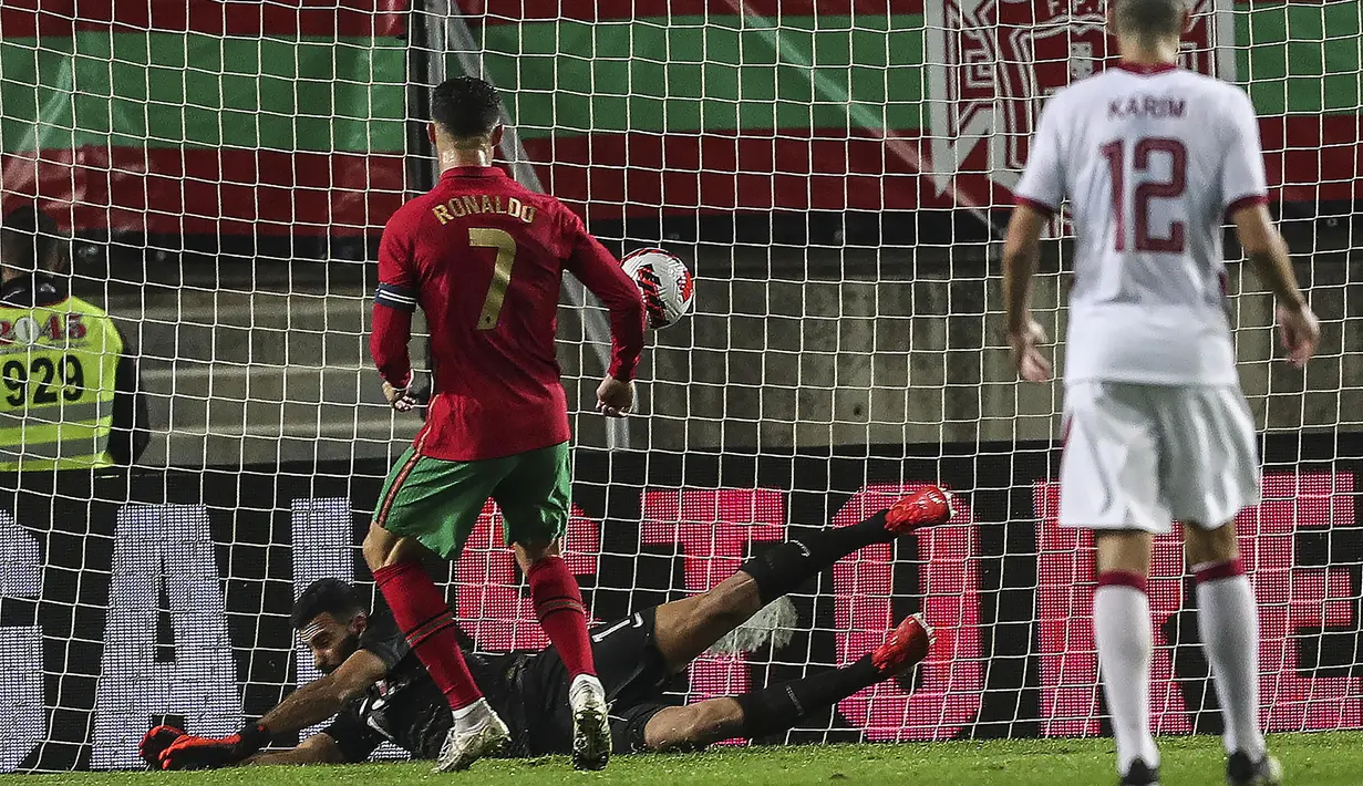 Mendapatkan umpan lambung, Diogo Dalot berlari ke dalam kotak penalti dan memberikan umpan kepada Cristiano Ronaldo yang tidak terkawal. Dengan mudah sang striker menyambar bola itu dan menjadi gol. (AFP/Carlos Costa)