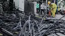 Petugas Dinas Bina Marga DKI Jakarta melakukan penataan kabel utilitas di sekitar Jalan Haji Agus Salim, Jakarta Pusat, Rabu (24/5/2023). (Liputan6.com/Herman Zakharia)