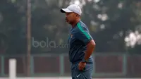 Pelatih Timnas U-16, Fahri Husaini memberikan arahan kepada timnya saat melawan Timnas Pelajar pada laga Persahabatan di Stadion Atang Sutesna, Cijantung, Rabu (16/5/2017). Timnas U-16 menang 5-1. (Bola.com/Nicklas Hanoatubun)