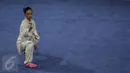 Atlet wushu Indonesia, Lindswell Kwok saat tampil di nomor pedang Taiji Jian SEA Games 2015 di SingaporeExpo, Singapura, Senin (8/6/2015). Lindswell Kwok berhasil meraih medali emas setelah mengumpulkan 9.73 poin. (Liputan6.com/Helmi Fithriansyah)
