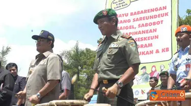 Citizen6, Bandung: Gubernur Jawa Barat H. Ahmad Heryawan menutup Bakti TNI KB Kes Terpadu Kodam III/Siliwangi sekaligus pencanangan Kesatuan Gerak PKK KB Kesehatan. (Pengirim: Pendam III/Slw)