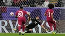 Qatar kemudian berbalik unggul ketika babak kedua berjalan empat menit. Mohammed Saleh melanggar Almoez Ali di kotak penalti dan wasit menunjuk titik putih. Afif tak menyia-nyiakan kesempatan. Qatar memimpin 2-1. (AP Photo/Thanassis Stavrakis)