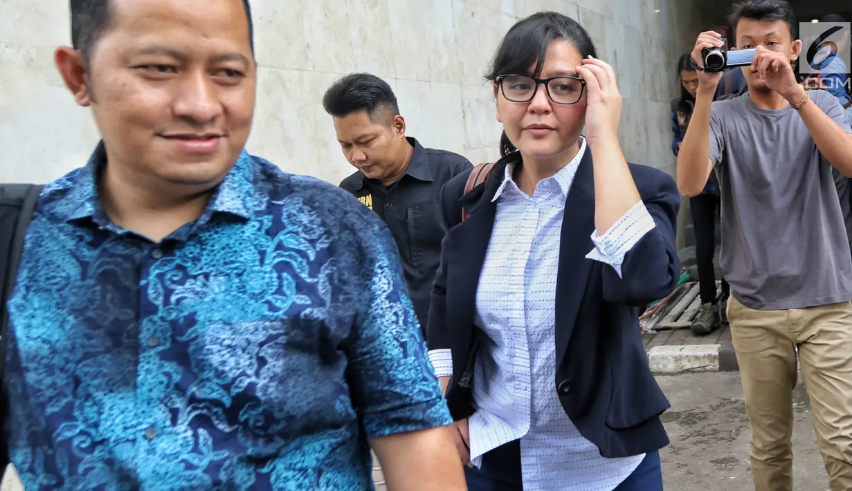 Sekjen PSSI Ratu Tisha seusai mendampingi Plt Ketum PSSI, Joko Driyono memenuhi panggilan Satgas Anti-Mafia Bola di Polda Metro Jaya, Kamis (24/1). Pemeriksaan terkait kasus dugaan pengaturan skor di Liga Indonesia. (Liputan6.com/Johan Tallo)