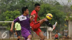 Pesepakbola Persita dan PSAU berebut bola saat laga uji coba di Lapangan Sutasoma, Halim Perdakusuma Jakarta, Jumat (21/8/2015). Persita unggul 1-0 atas PSAU. (Liputan6.com/Helmi Fithriansyah)