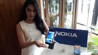 Model memegang Nokia 8 yang resmi meluncur di Indonesia. Liputan6.com/ Agustinus Mario Damar